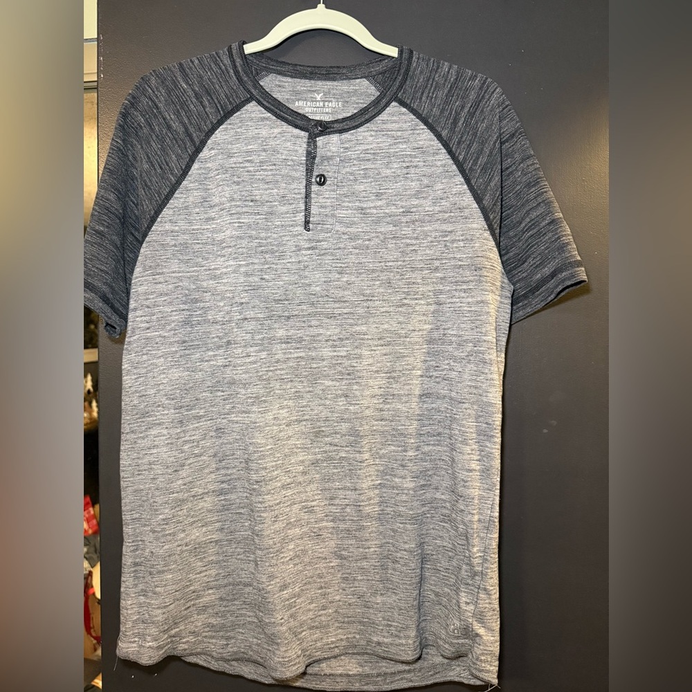 American Eagle Outfitters Men's Two-Tone Gray Henley Tee